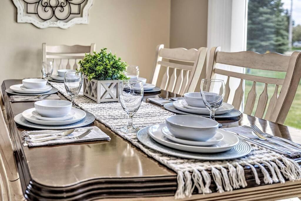 Serene 3 Bedroom Home, Nrm, Wi-Fi, Parking, Queen Bed De Pere Exteriör bild